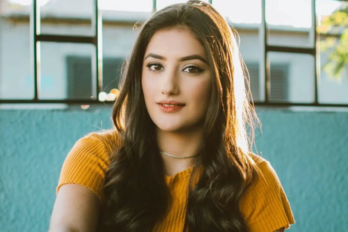 شابة تبتسم في كبرياء