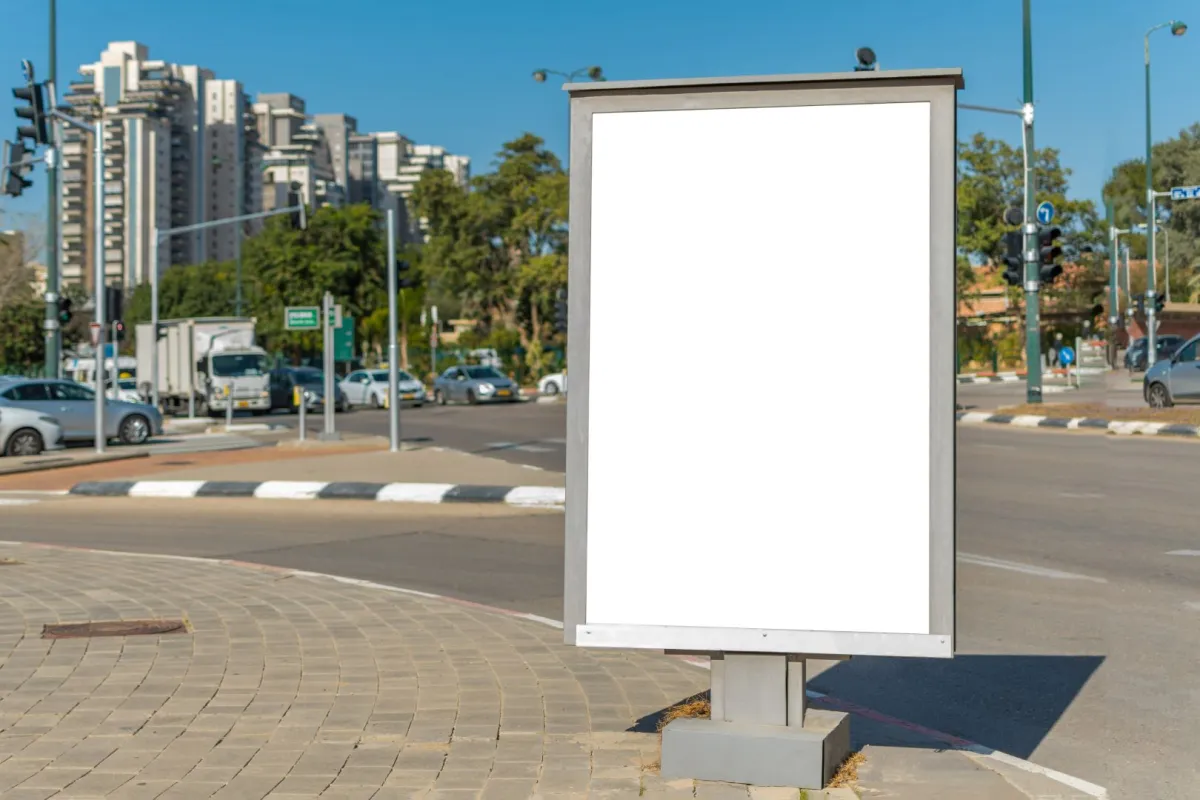 لوحات الإعلانات على الطرقات