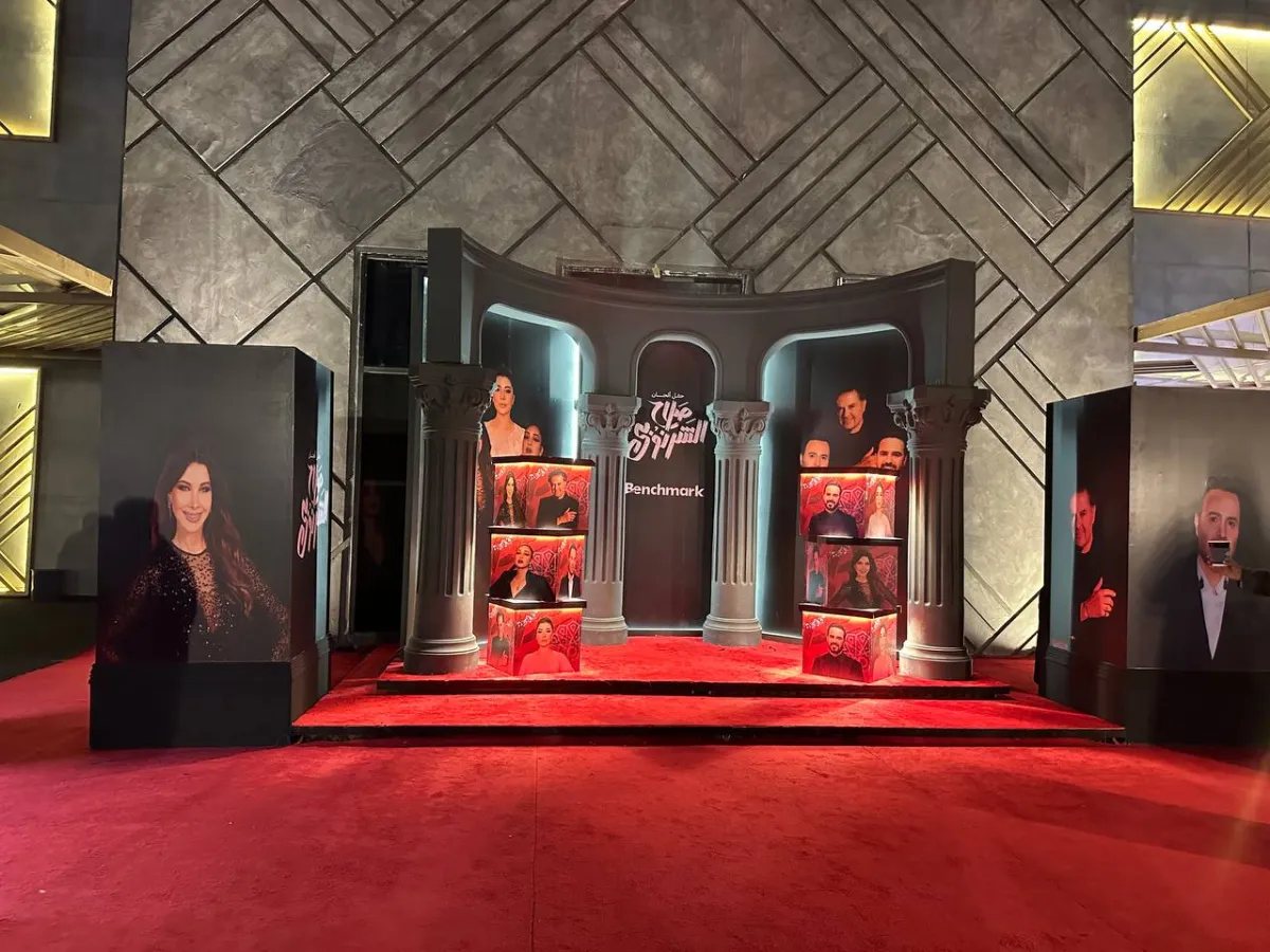 صورة لتجهيزات خارج مسرح أبو بكر سالم لحفل ليلة "ألحان صلاح الشرنوبي"- تصوير زكية البلوشي