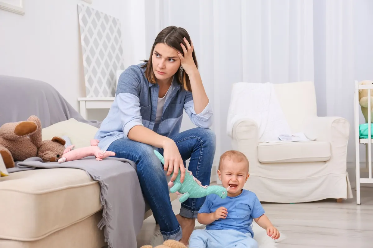 صورة لأم في حالة من القلق بسبب بكاء طفلها