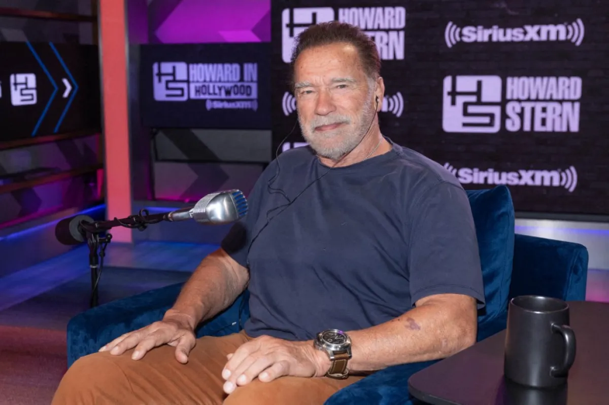  أرنولد شوارزنيغر Arnold Schwarzenegger في عرض  'The Howard Stern Show' في استديو SiriusXM (مصدر الصورة:  Emma McIntyre / GETTY IMAGES NORTH AMERICA / Getty Images via AFP)
