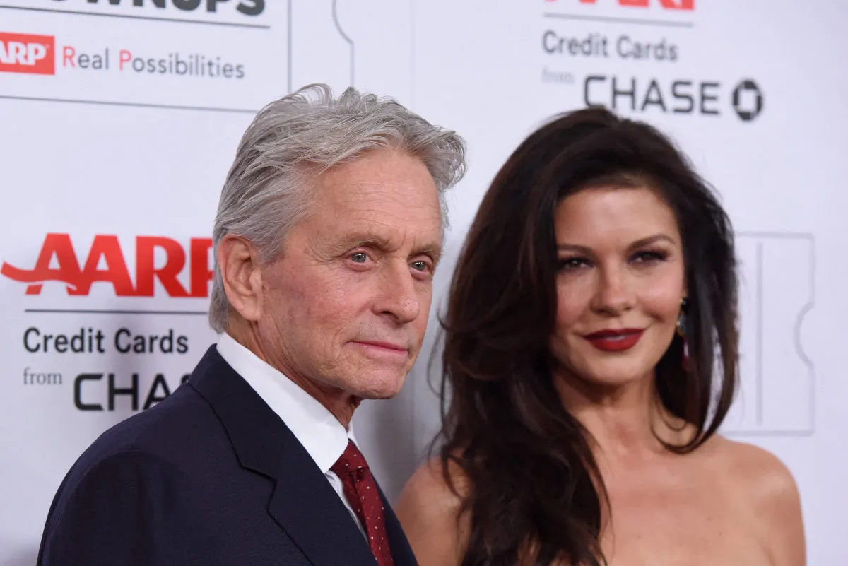 كاثرين زيتا-جونز ومايكل دوغلاس Michael Douglas and Catherine Zeta-Jones في حفل جوائز Grownups (مصدر الصورة: ROBYN BECK / AFP)
