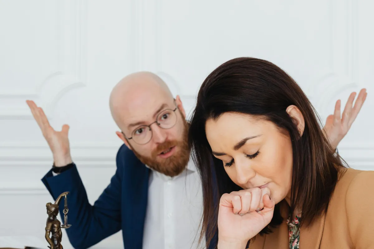 زوج يتحدث مع زوجته بعصبية