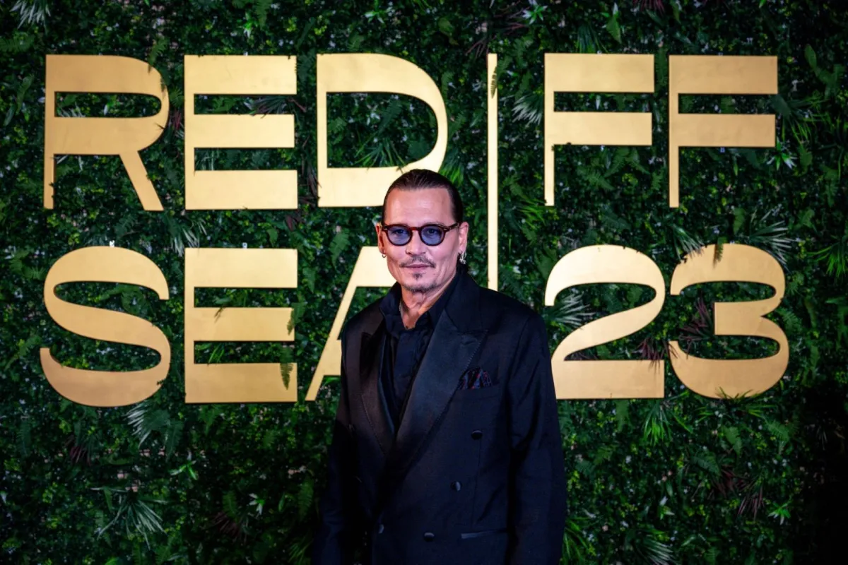 جوني ديب في مهرجان البحر الأحمر السينمائي 2023 (Johnny Depp arrives during the opening of the RSFF festival). مصدر الصورة: Ammar ABD RABBO / Red Sea Film Festival / AFP