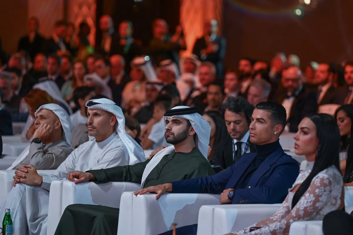 الشيخ منصور بن محمد في حفل "جائزة دبي جلوب سوكر". الصورة من حساب الشيخ منصور بن محمد على منصة x