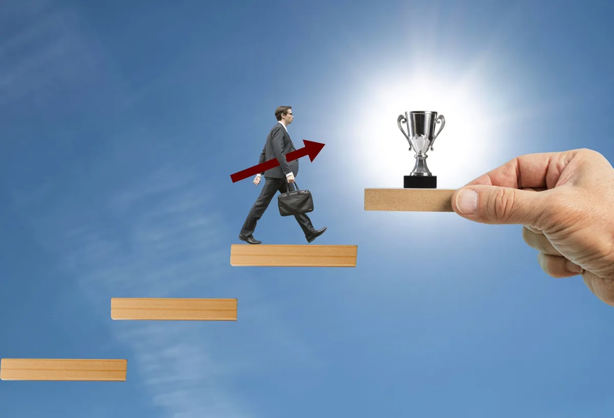 السعي للوصول إلى الأداء المهني المتميز والمتطور في العمل بشكل دائم ومستمر 