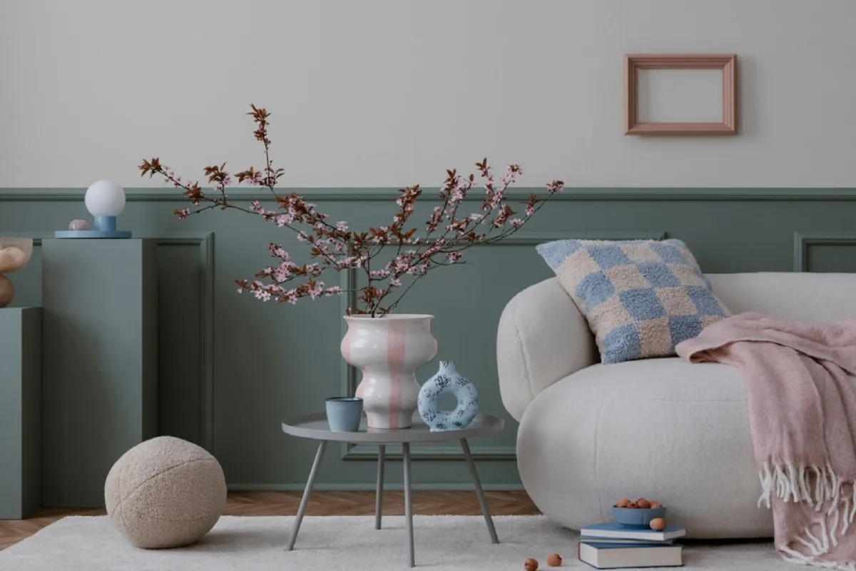 أريكة منجدة بالصوف في غرفة الجلوس