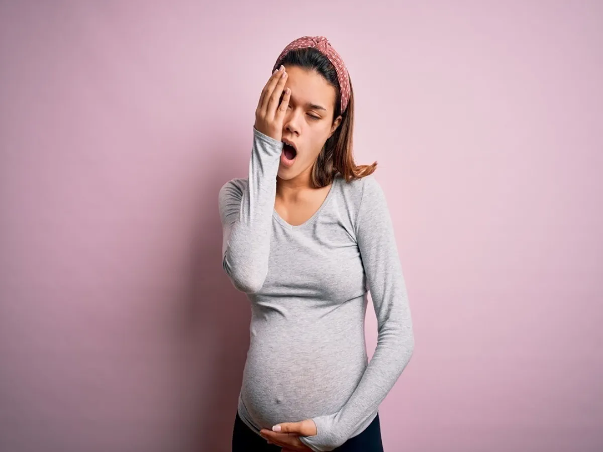 صورة لامرأة حامل تشعر بالنعاس