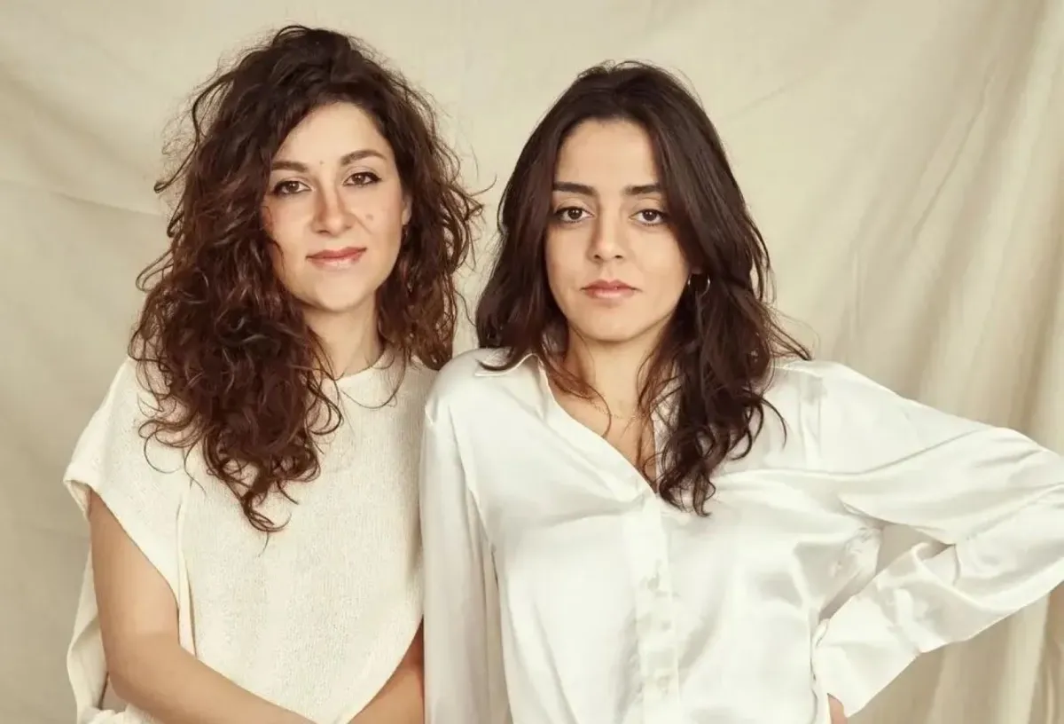 مخرجتا فيلم "يرقة" ميشيل ونويل كسرواني- الصورة من صفحة ميشيل على إنستغرام (تصوير Hugues Anhes) 