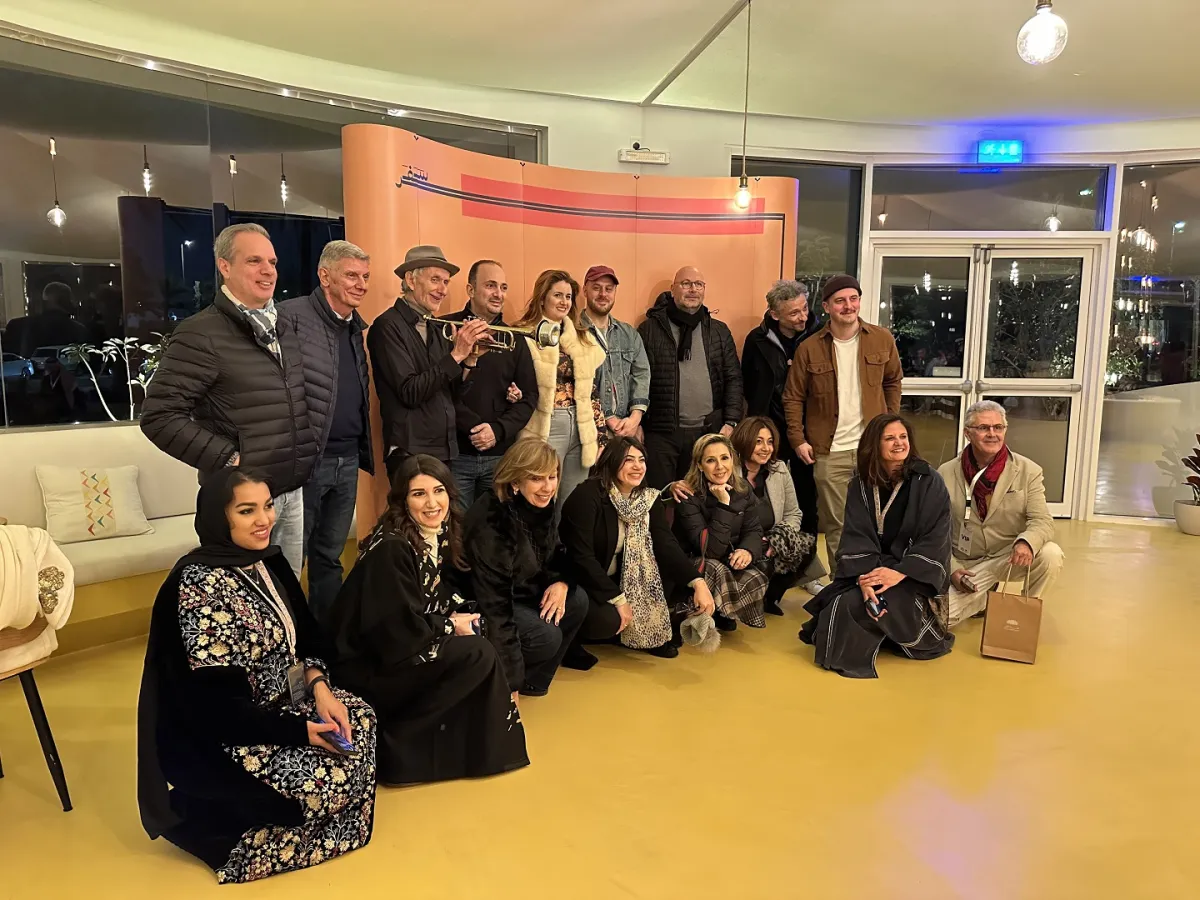 صورة جماعية مع الفنان العالمي إيريك تروفاز يظهر فيها المخرج فيليب عرقتنجي