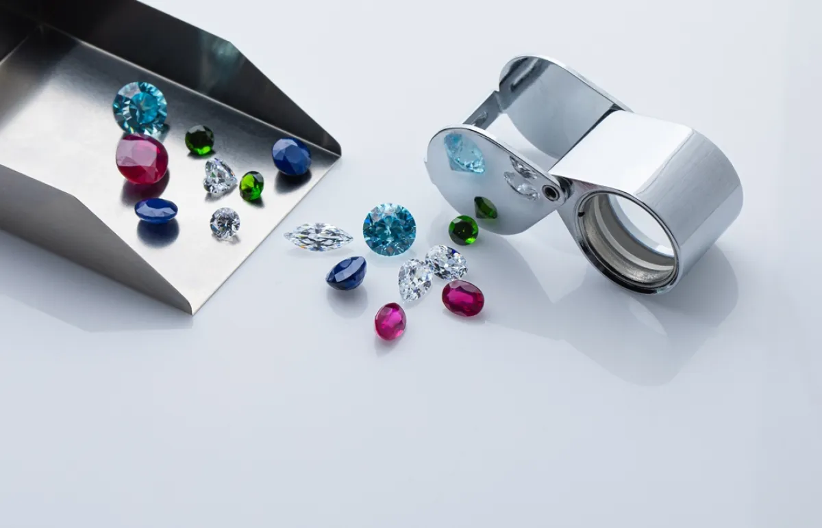 الفرق بين الأحجار الكريمة وشبه الكريمة- مصدر الصورة: Shutterstock by EgolenaHK