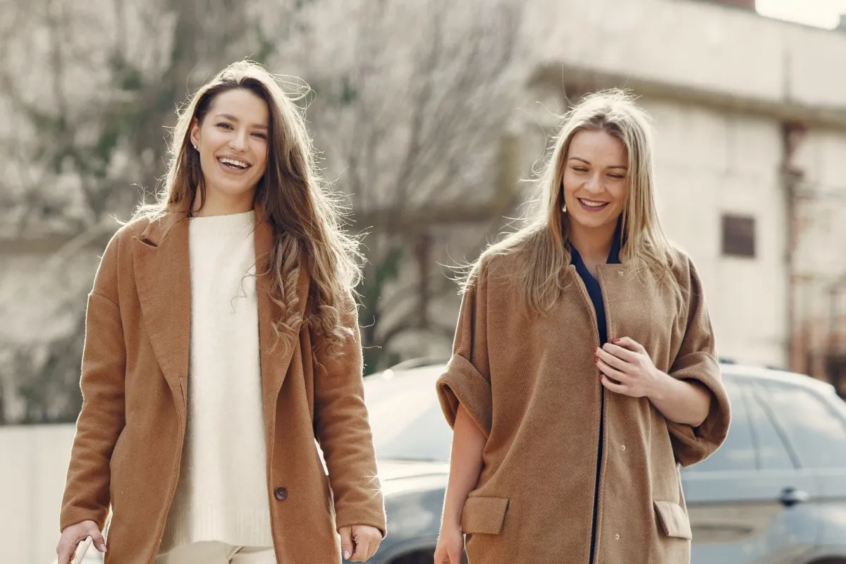 صديقتان حساستان في نزهة