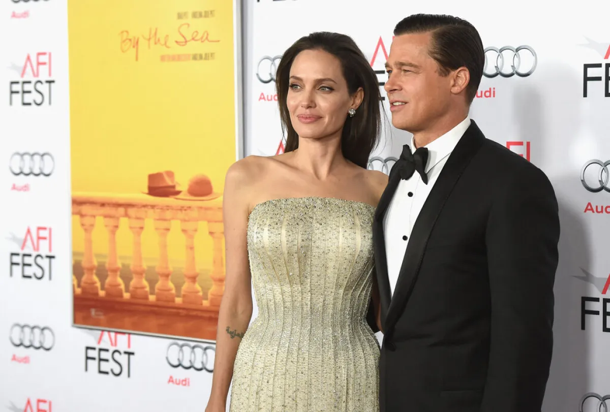 براد بيت وأنجلينا جولي  Angelina Jolie and Brad Pitt في عرض فيلم  "By the Sea" (مصدر الصورة:  KEVIN WINTER / GETTY IMAGES NORTH AMERICA / Getty Images via AFP)