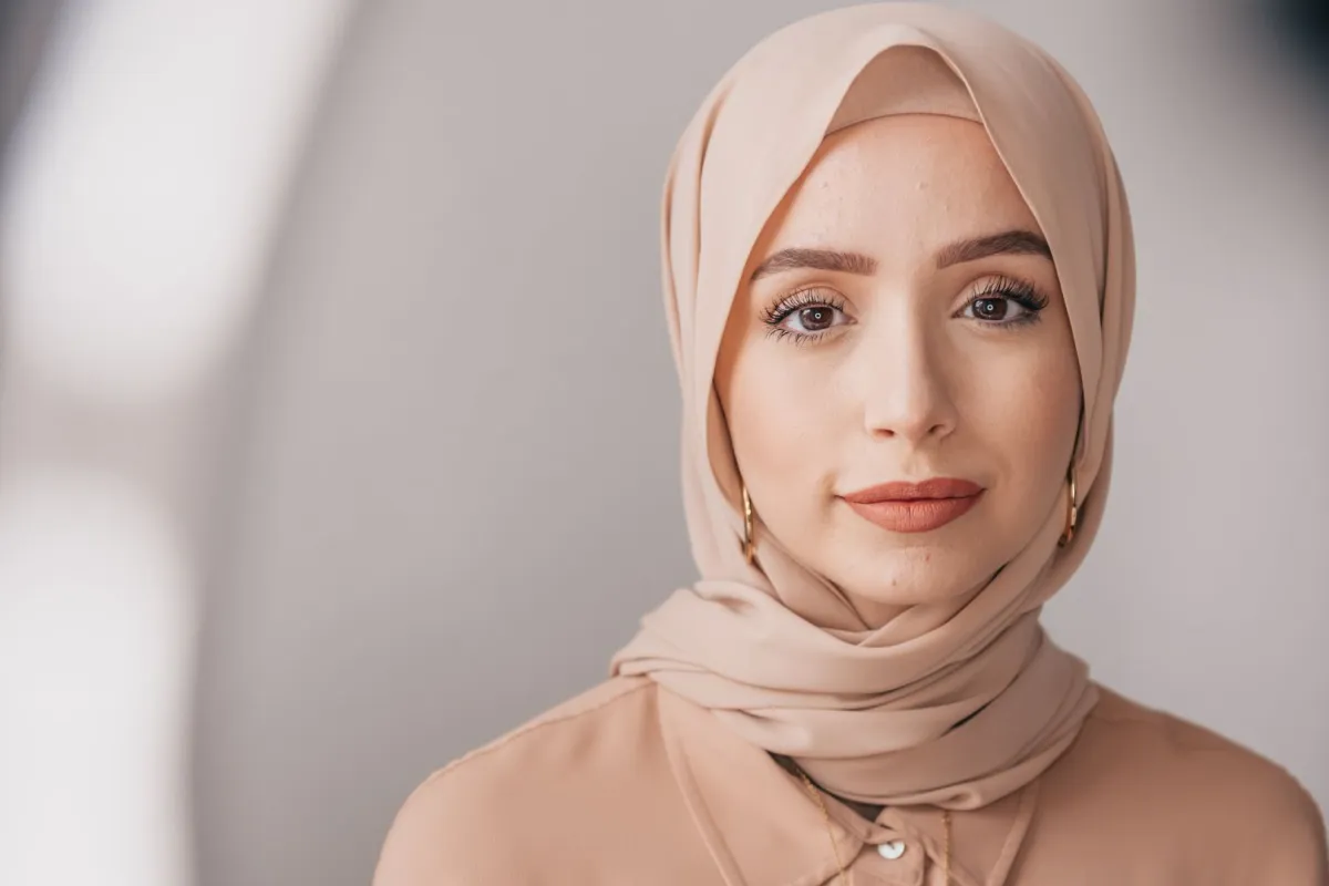 فتاة تبدو بملامح رومانسية هادئة