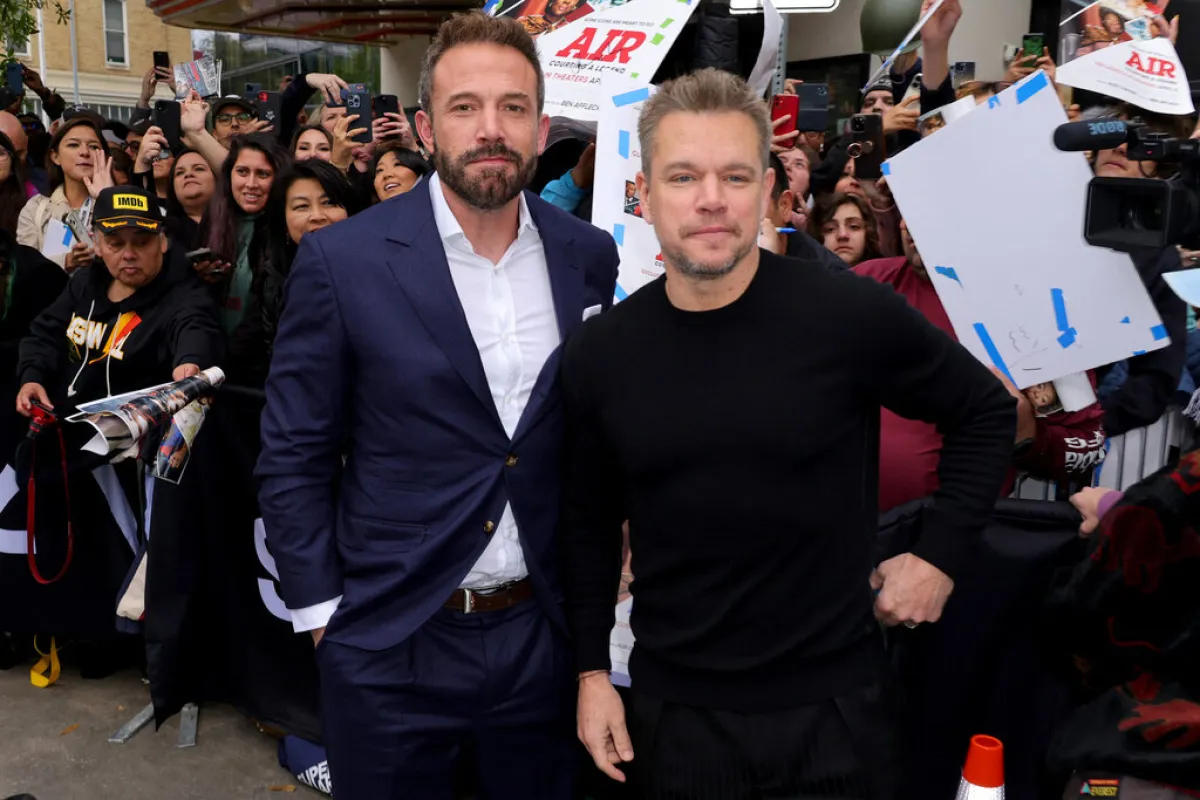 بن أفليك ومات ديموت Ben Affleck and Matt Damon خلال عرض فيلمهما  "AIR" (مصدر الصورة: Michael loccisano / GETTY IMAGES NORTH AMERICA / Getty Images via AFP)