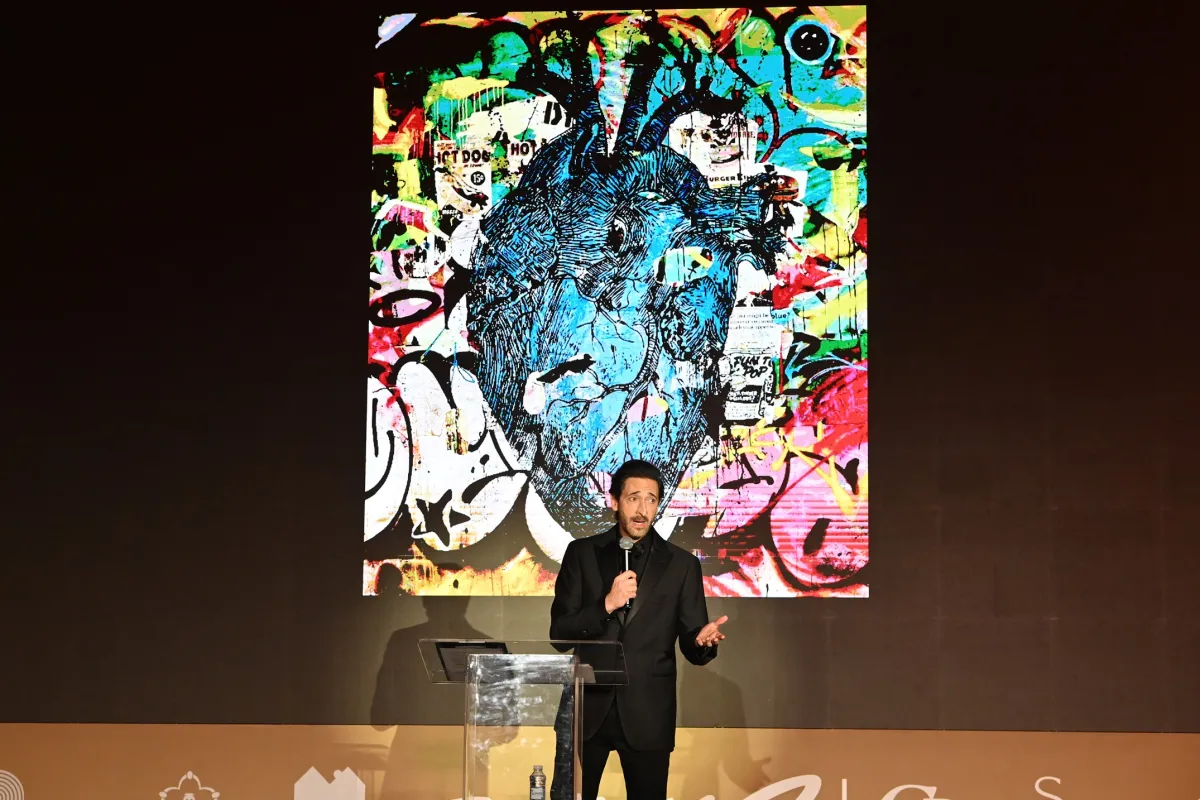 وجُمع أكثر من 1.8 مليون دولار من خلال المزاد الذي قدمه جوني جولد، والذي ضم مجموعة متنوعة من القطع المذهلة