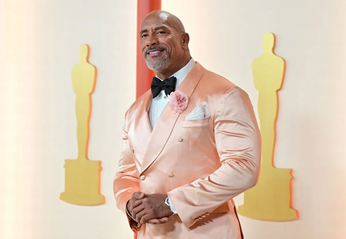 دواين جونسون الشهير بـ ذا روك في حفل توزيع جوائز أوسكار (Dwayne Johnson attends the 95th Annual Academy Awards). مصدر الصورة: Frederic J. Brown / AFP