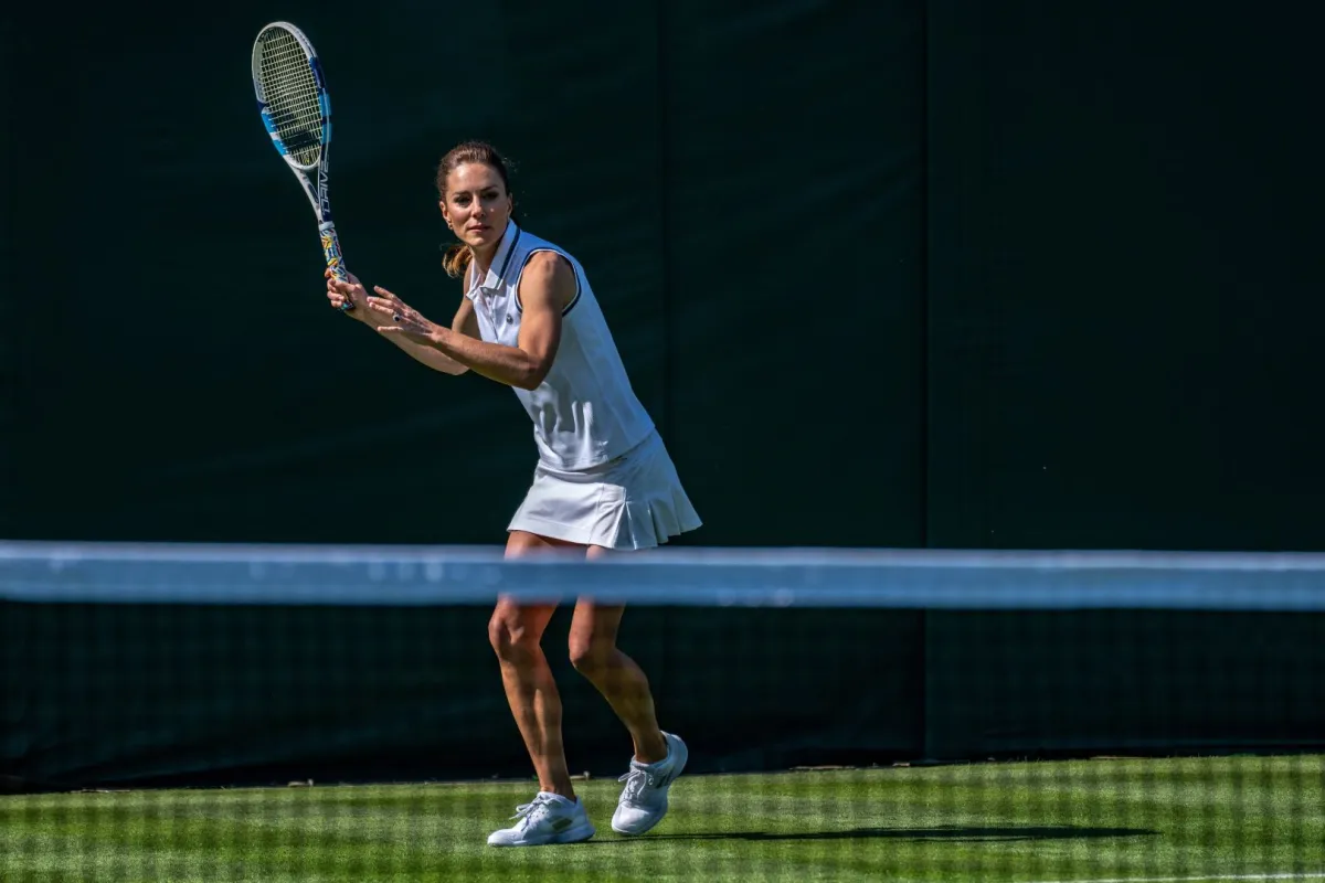كيت ميدلتون في نادي عموم إنجلترا للتنس في ويمبلدون، جنوب غرب لندن (Catherine, Princess at The All England Tennis Club in Wimbledon, southwest London). مصدر الصورة: Thomas LOVELOCK / AELTC / AFP