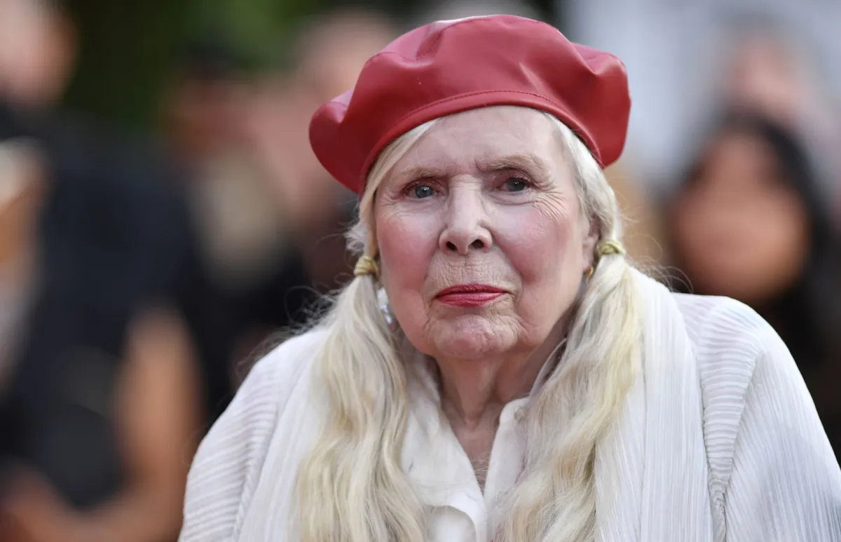 جوني ميتشل في حفل توزيع جوائز غرامي 2022 (Joni Mitchell arrives for the 64th Annual Grammy Awards) -مصدر الصورة: ANGELA WEISS / AFP