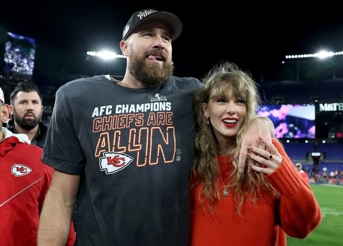 تايلور سويفت وترافيس كيلسي (Travis Kelce with Taylor Swift at M&T Bank Stadium) -مصدر الصورة: Patrick Smith/Getty Images/AFP