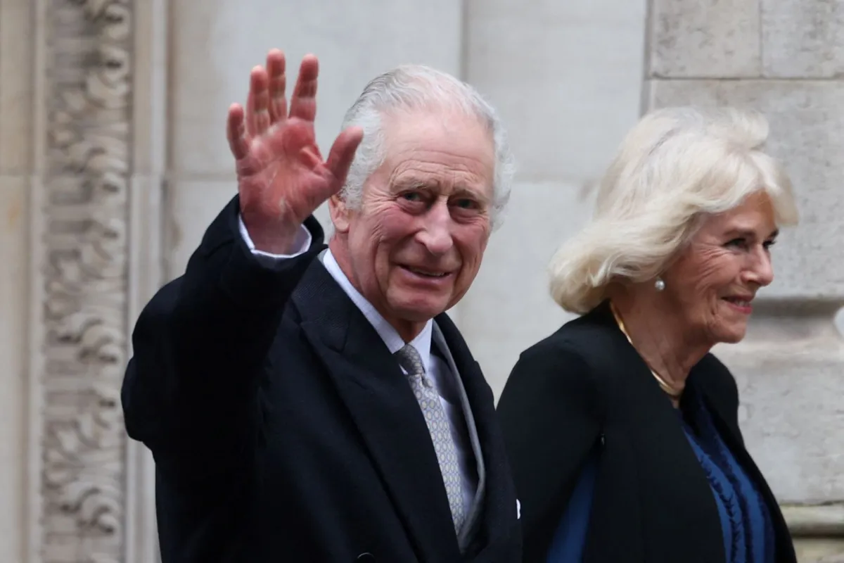 الملك تشارلز والملكة كاميلا يغادران مستشفى لندن في لندن (King Charles leaves with Queen Camilla, the London Clinic, in London). مصدر الصورة:  Daniel LEAL / AFP