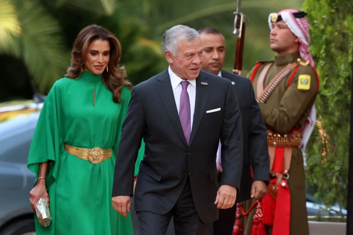 الملكة رانيا والملك عبد الله الثاني في قصر الرغداء بعمان (King Abdullah II and Queen Rania at the Raghdan Royal Palace in Amman). مصدر الصورة: Khalil MAZRAAWI / AFP