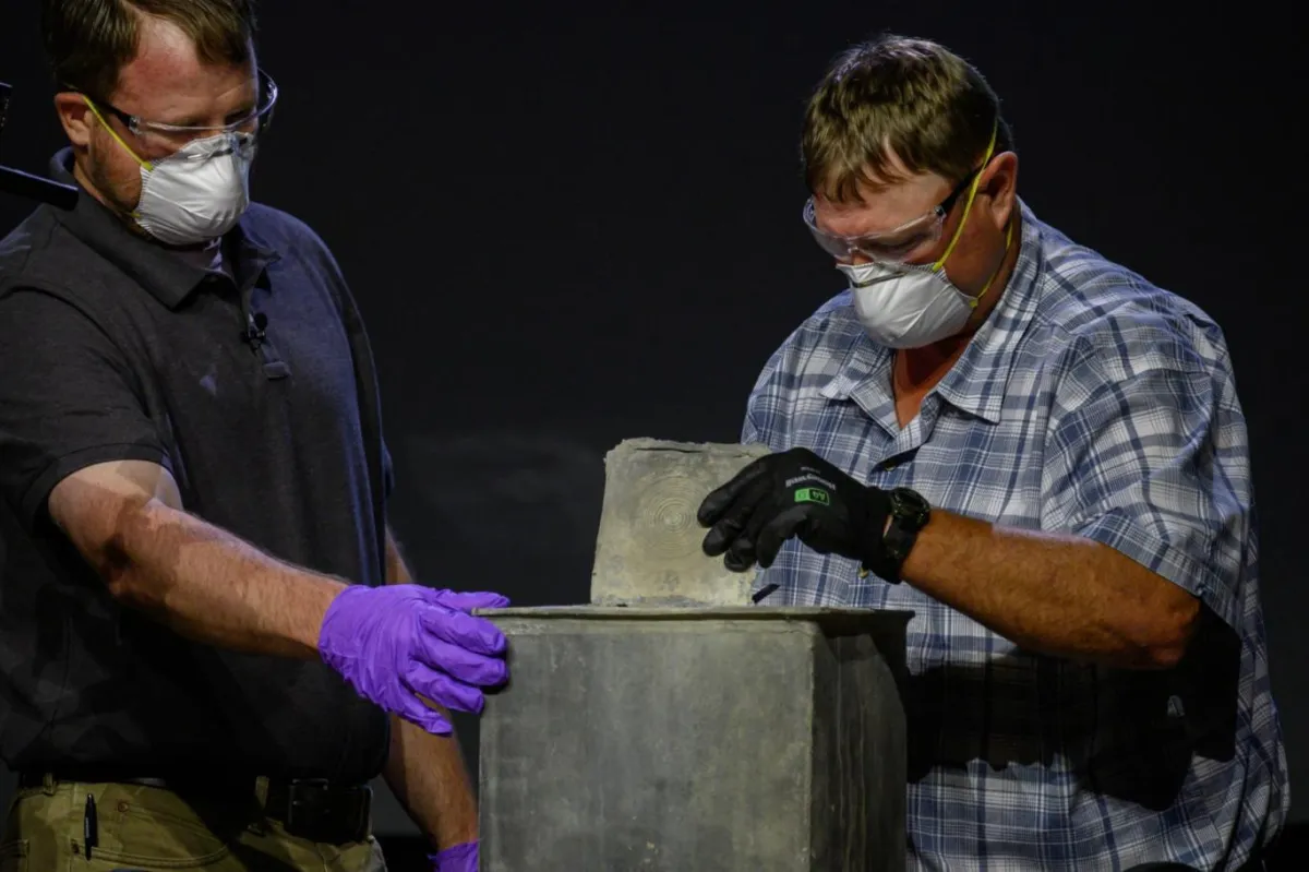 اكتشاف كبسولة زمنية تحت تمثال ملك هولندا في لاهاي