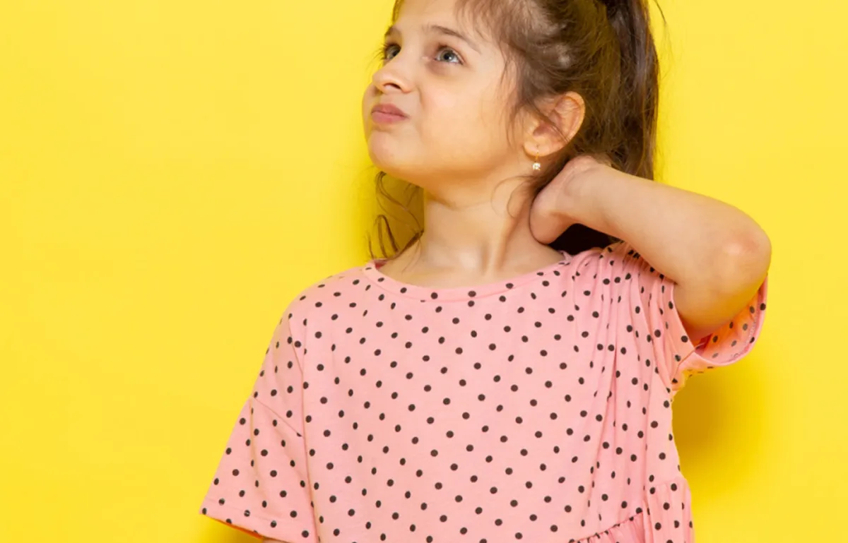 صورة لطفلة تشعر بألم في الرقبة