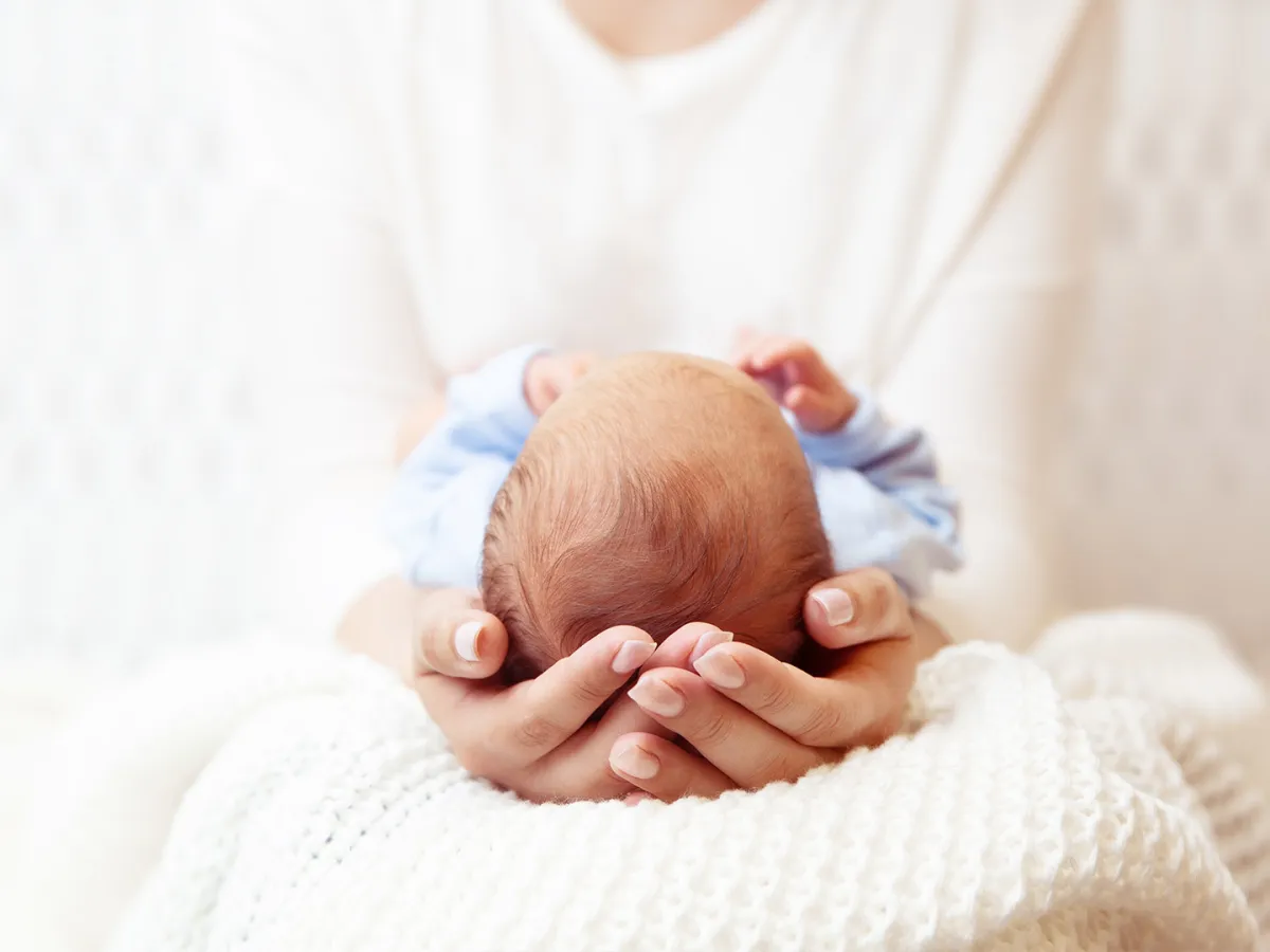  طرق حماية الطفل الرضيع من تسطح الرأس 