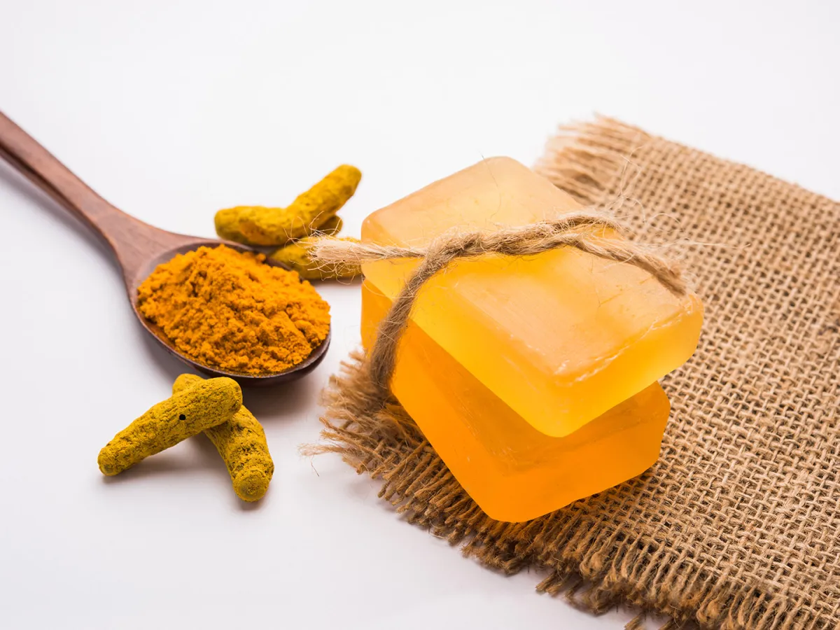 طريقة استخدام صابونة الكركم للعناية بالبشرة وحمايتها من الشيخوخة