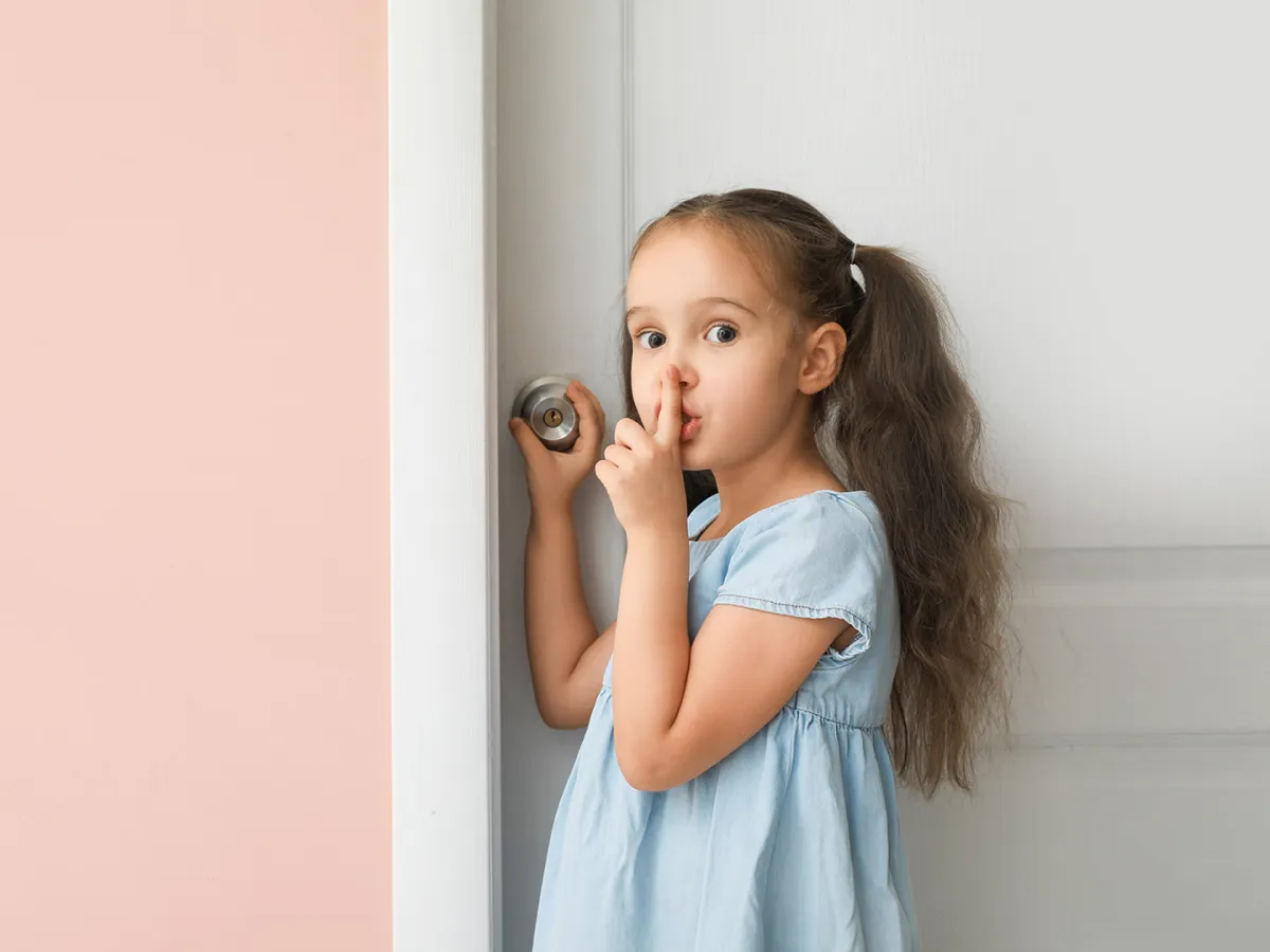 تعليم طلاب رياض الأطفال أهمية الاستئذان