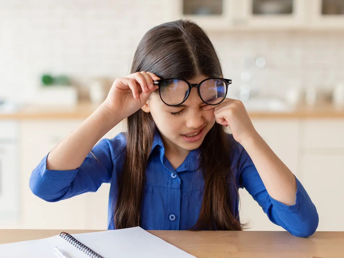  أسباب الرمش المفرط عند الأطفال وتشخيصه