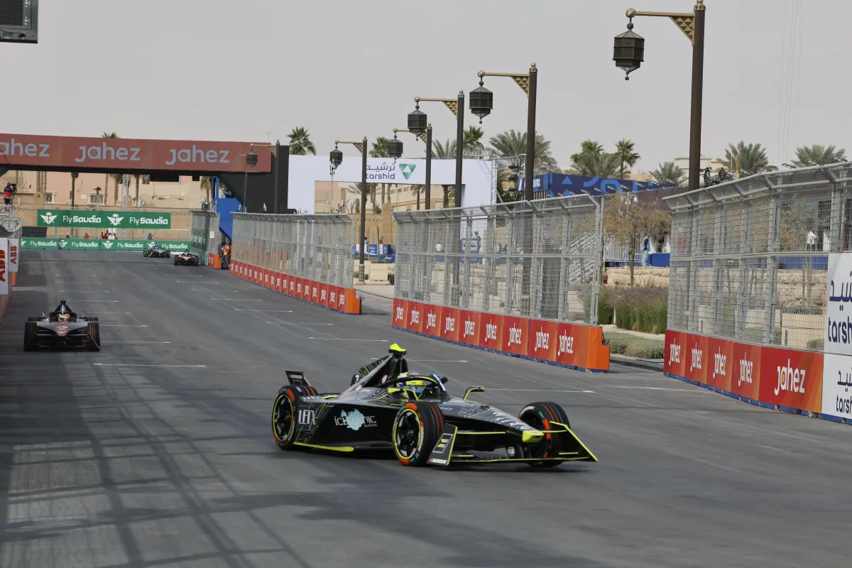 الدرعية تشهد انطلاق بطولة العالم لـ"فورمولا إي 2024" بمشاركة 11 فريقاً و22 سائقاً - الصورة من حساب وزارة الرياضة السعودية على منصة إكس