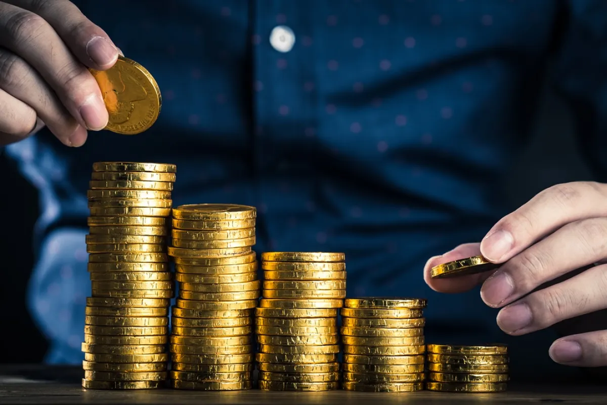 شاب يجمع الاموال