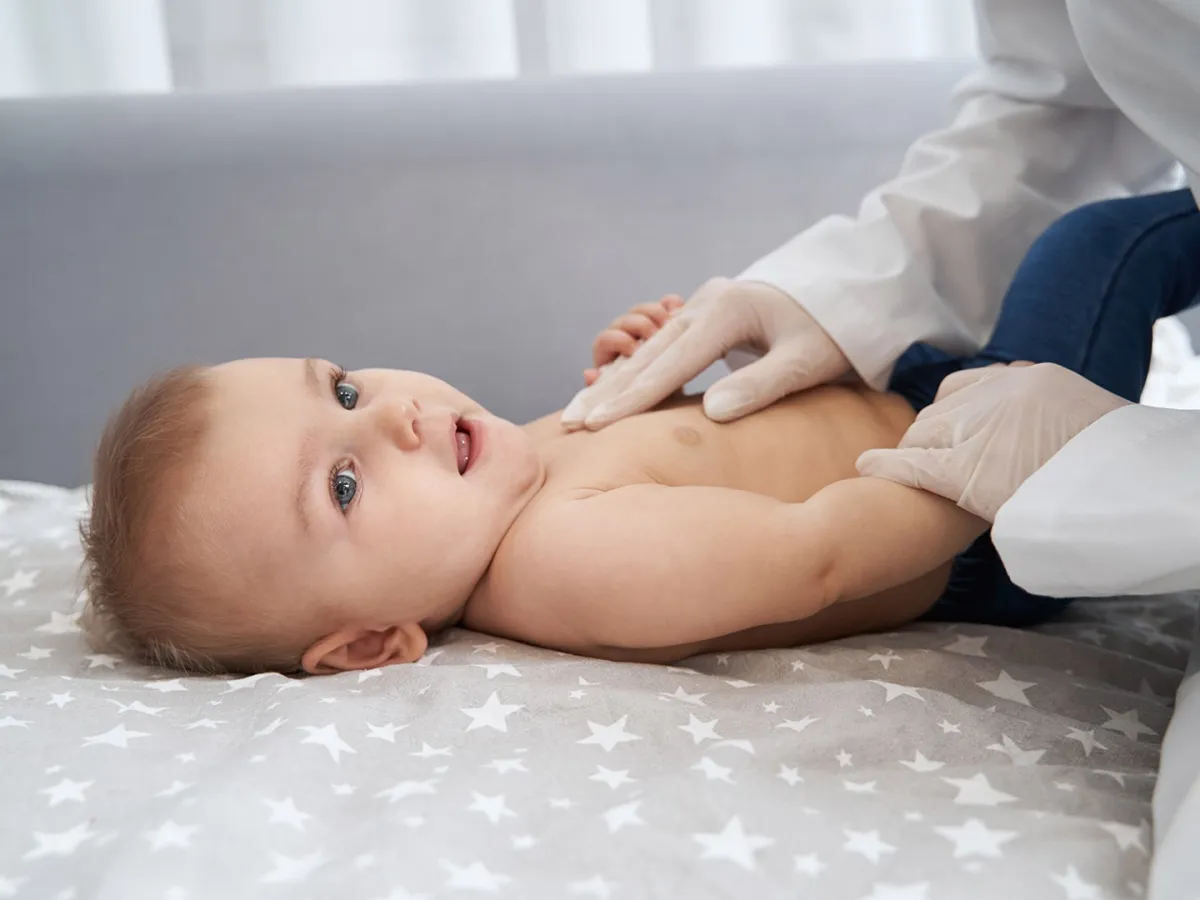 طبيب يفحص طفل رضيع