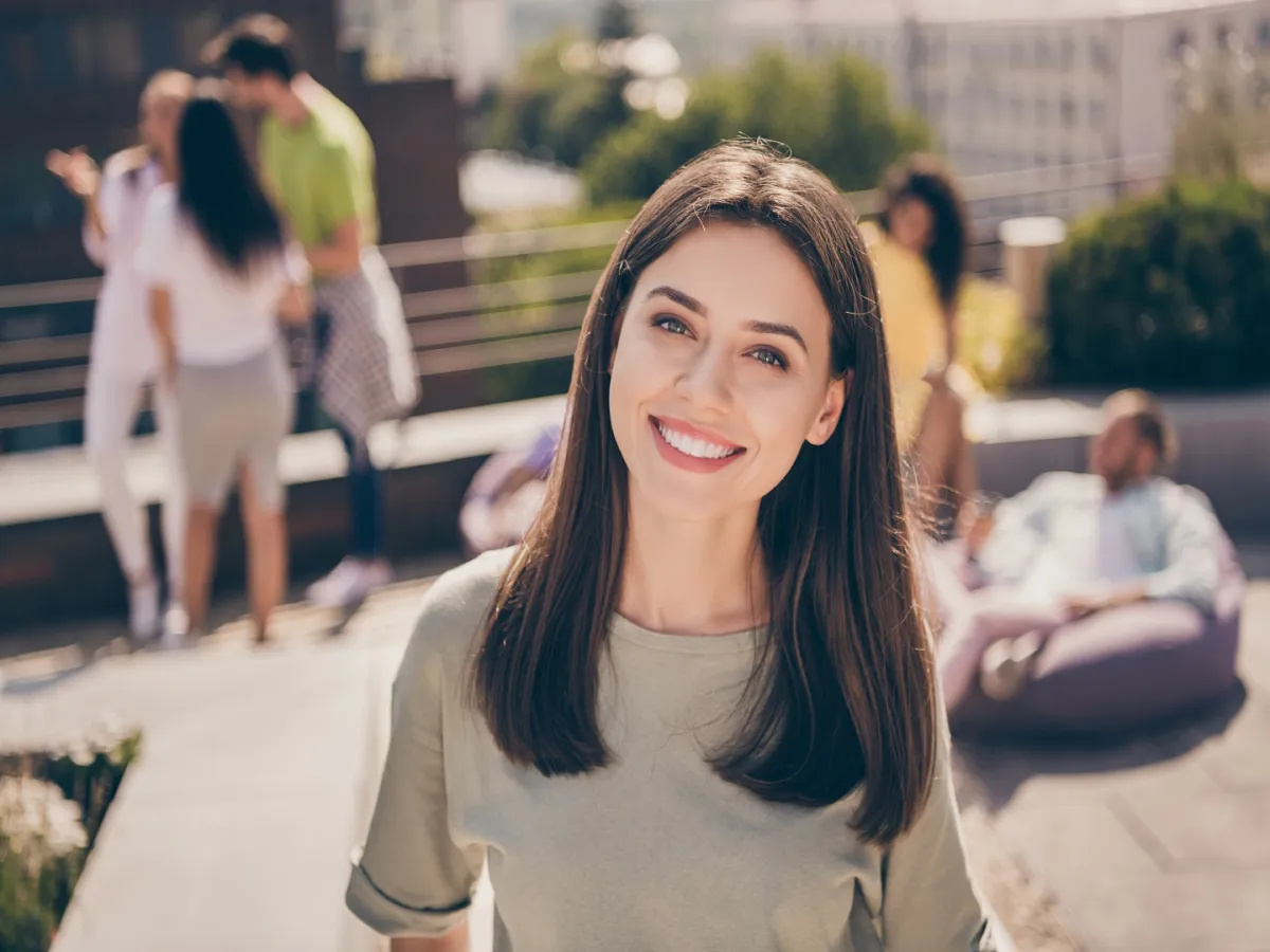 فتاة تتمتع بكاريزما وجاذبية 