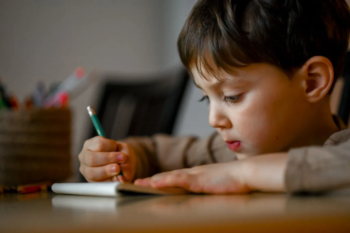 صورة طفل يكتب