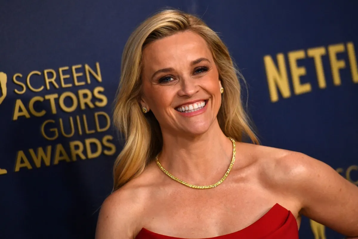 ريز ويزرسبون بمجوهرات مرصوفة بالألماس من دي بيرز في SAG Awards 2024 