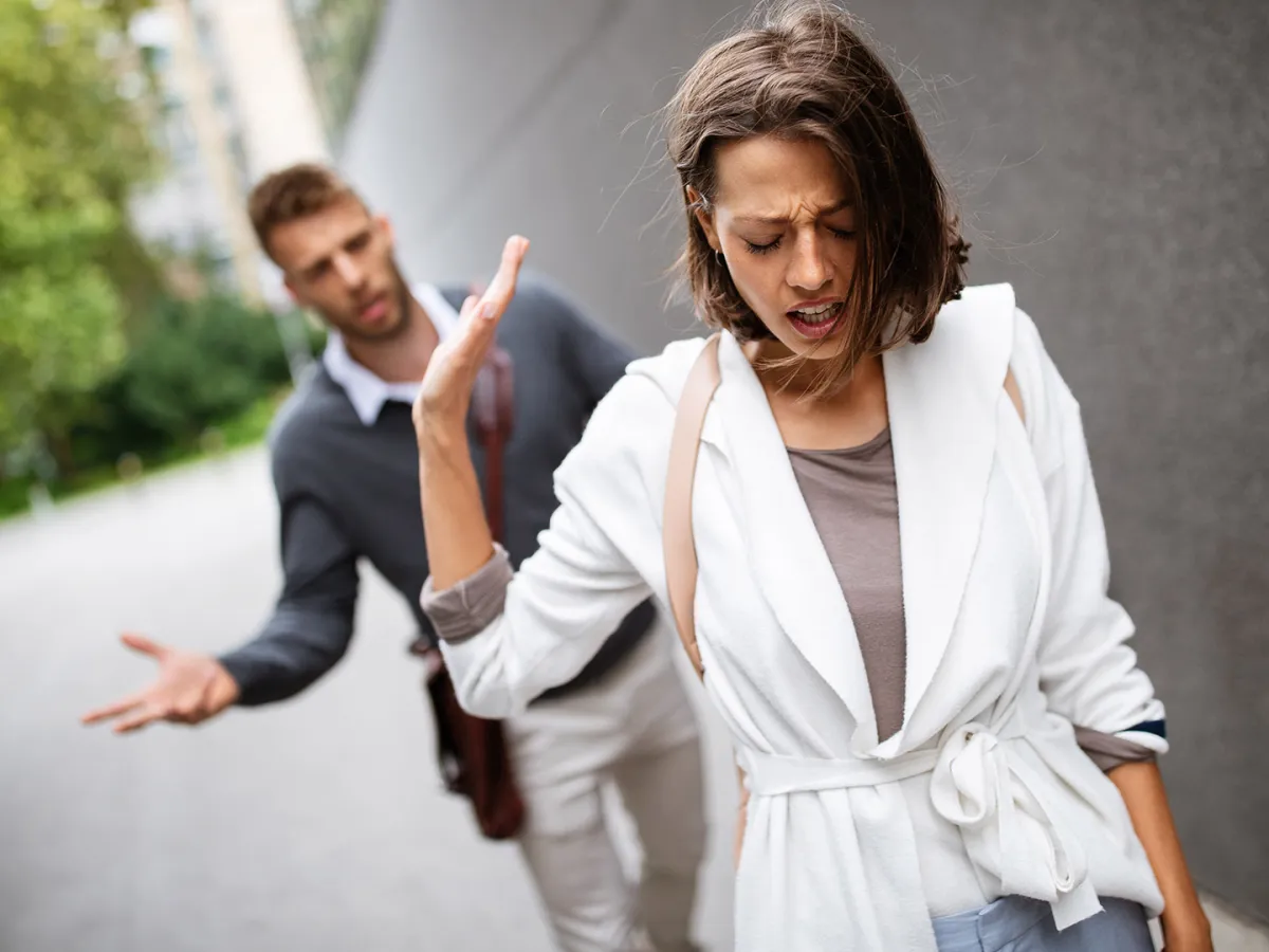 زوجة تترك زوجها وتبتعد عنه رافضة الحديث معه