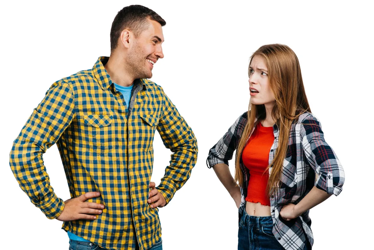 زوج متنمر يسخر من زوجته