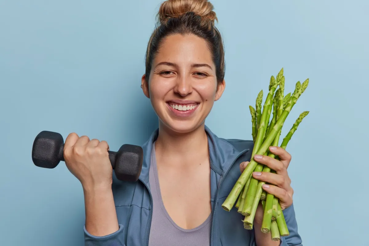 صورة لامرأة تحمل الهليون