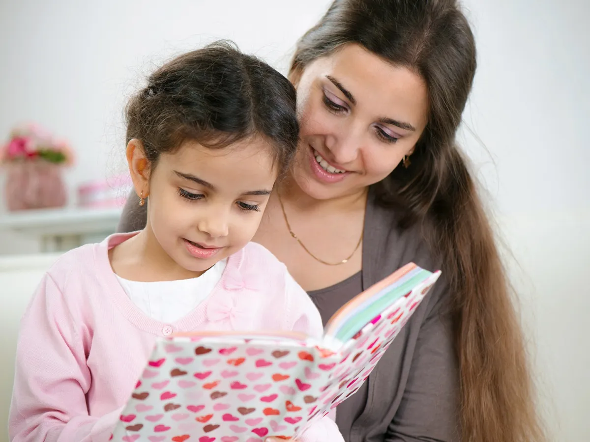 أم تروي قصة لابنتها