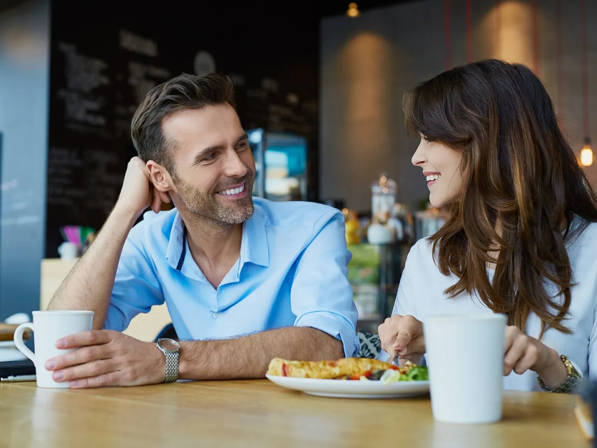 رجل ينظر إلى امرأة بإعجاب واهتمام