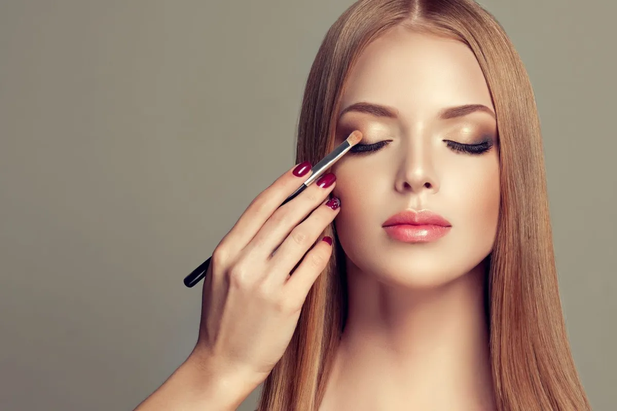 مكياج العيون المقلوبة