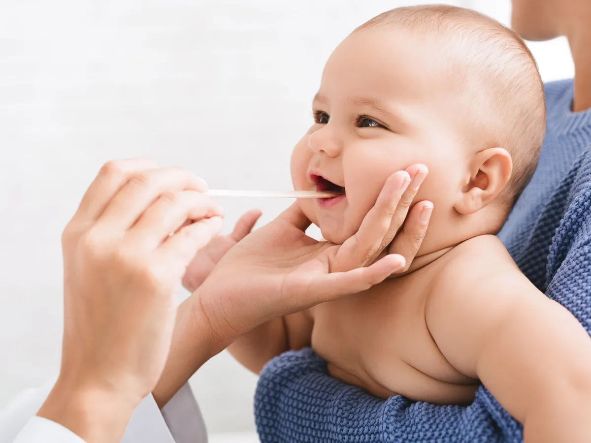  كيف يُصاب الرضع والأطفال الصغار بتقرحات الفم؟