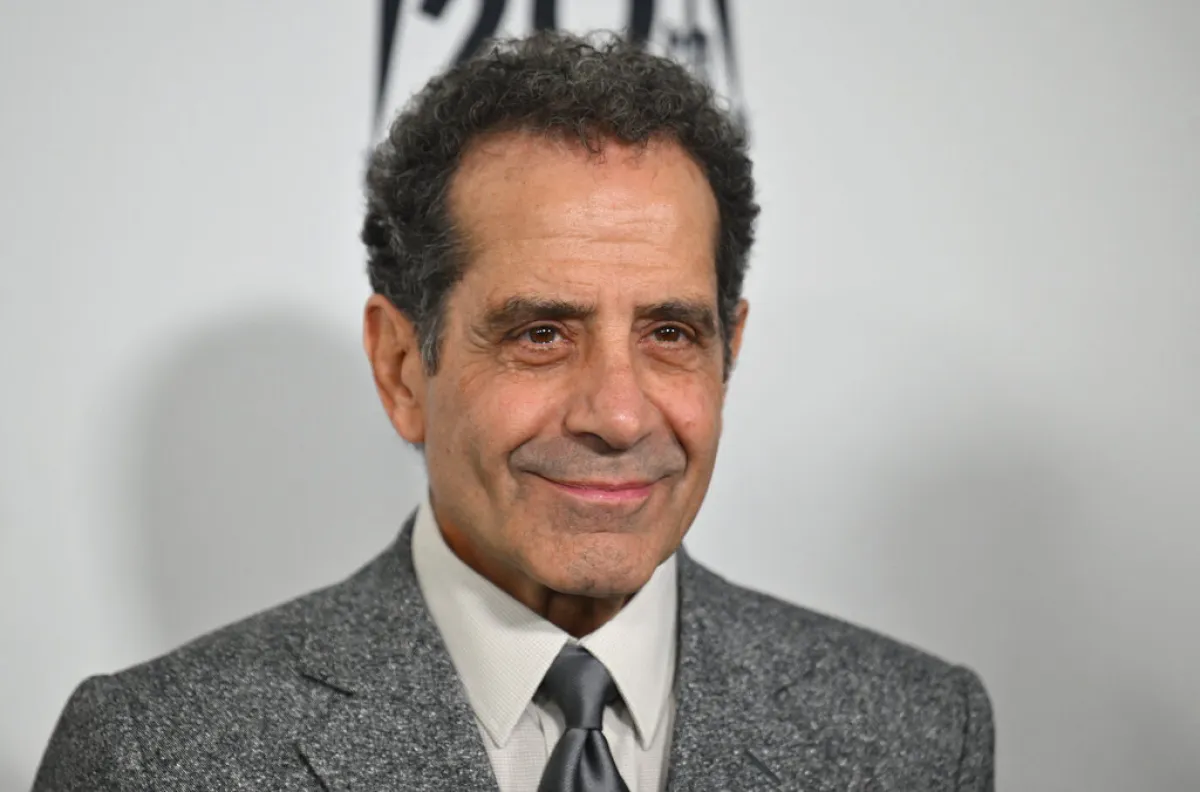 طوني شلهوب Tony Shalhoub في عرض "Feud: Capote vs. The Swans"(مصدر الصورة:  ANGELA WEISS / AFP)