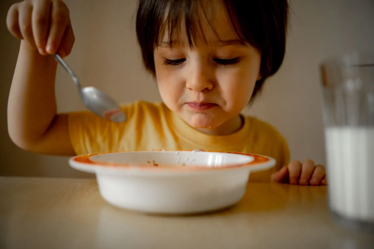 صورة طفل يرفض الطعام