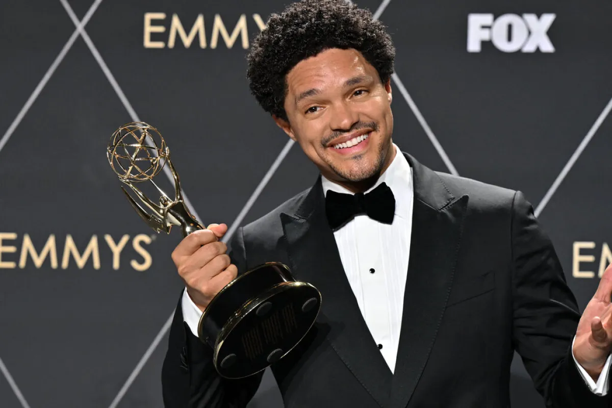 تريفور نواه Trevor Noah في حفل جوائز إيمي (مصدر الصورة:  Robyn BECK / AFP)