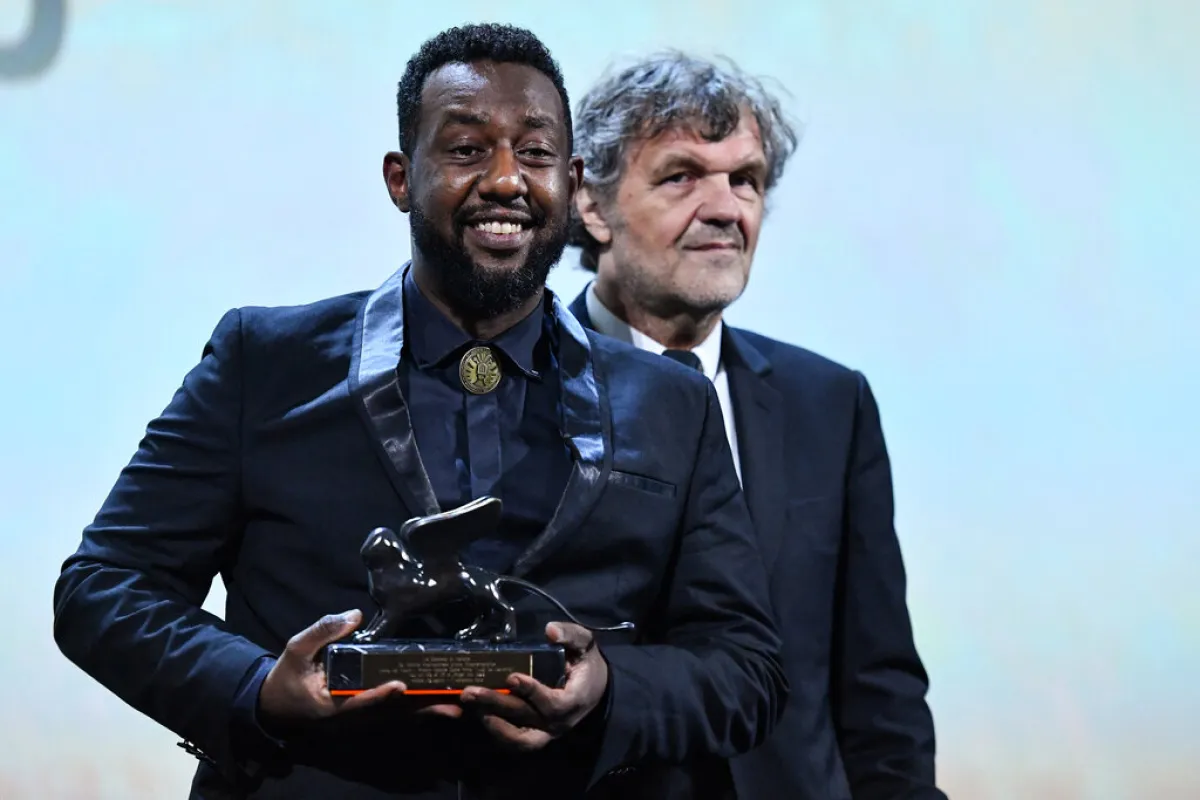 أمجد أبو العلاء Amjad Abu Alala في مهرجان البندقية (مصدر الصورة: AFP / Alberto PIZZOLI)