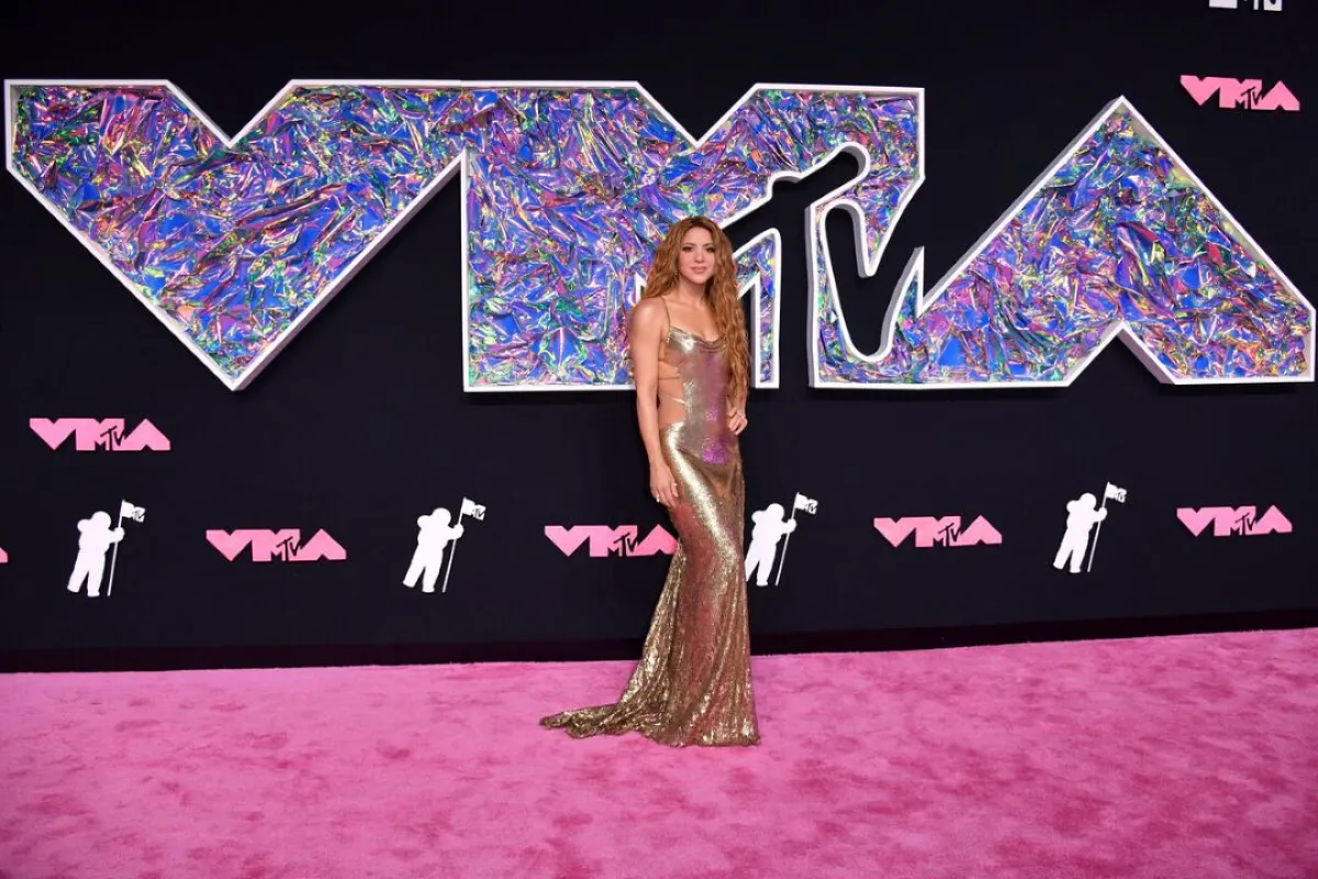 شاكيرا ترتدي فستاناً ذهبياً طويلاً